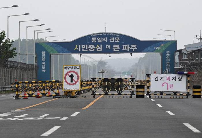 Des barricades sont observées à un point de contrôle militaire sur le pont de Tongil, la route menant à la ville nord-coréenne de Kaesong, dans la ville frontalière de Paju le 15 octobre 2024.