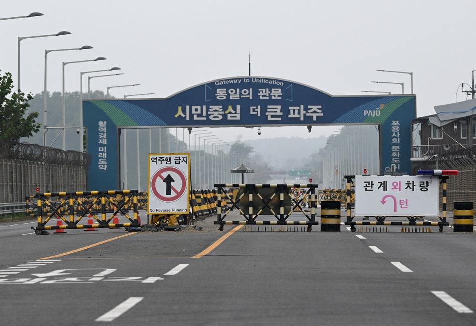 Des barricades sont observées à un point de contrôle militaire sur le pont de Tongil, la route menant à la ville nord-coréenne de Kaesong, dans la ville frontalière de Paju le 15 octobre 2024.