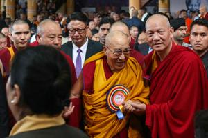Le chef spirituel tibétain, le Dalaï-Lama quitte le temple tibétain principal de McLeod Ganj, près de Dharamsala, après avoir assisté à une cérémonie de prière célébrant son 90e anniversaire, le 6 juillet 2025.