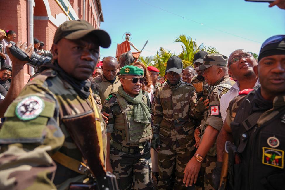 Le colonel Michael Randrianirina (au centre, avec un béret vert) du contingent militaire mutiné CAPSAT, à Antananarivo, Madagascar, le 16 octobre 2025.