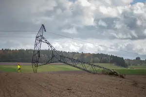 Un pylône électrique au sol après avoir été renversé par des vents violents en Suisse, le 23 octobre 2025. Image d'illustration