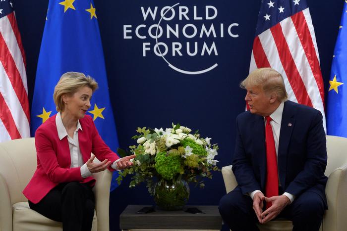 Le président américain Donald Trump s'entretient avec la présidente de la Commission européenne, Ursula von der Leyen, avant leur rencontre au Forum économique mondial de Davos, le 21 janvier 2020.