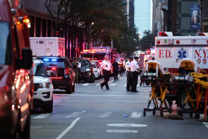 La police est vue à proximité de véhicules d'urgence alors qu'elle répond à une fusillade dans le quartier de Midtown Manhattan à New York, le 28 juillet 2025.