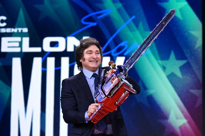 Le président argentin Javier Milei brandit une tronçonneuse sur laquelle on peut lire « Vive la liberté, bordel » lors de la Conférence annuelle de l’action politique conservatrice (CPAC) au Gaylord National Resort & Convention Center, à National Harbor, Oxon Hill, Maryland, le 20 février 2025. (Image d'illustration)