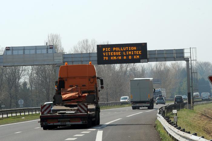 Une photo montre un panneau d'information affichant une limitation de vitesse à 70 km/h sur l'autoroute A41, en raison de la pollution atmosphérique près de Grenoble.