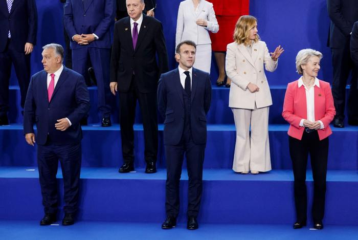 Emmanuel Macron, Viktor Orban, Ursula von der Leyen, Giorgia Meloni lors d'une photo de famille dans le cadre du sommet de la Communauté politique européenne à Budapest, le 7 novembre 2024.