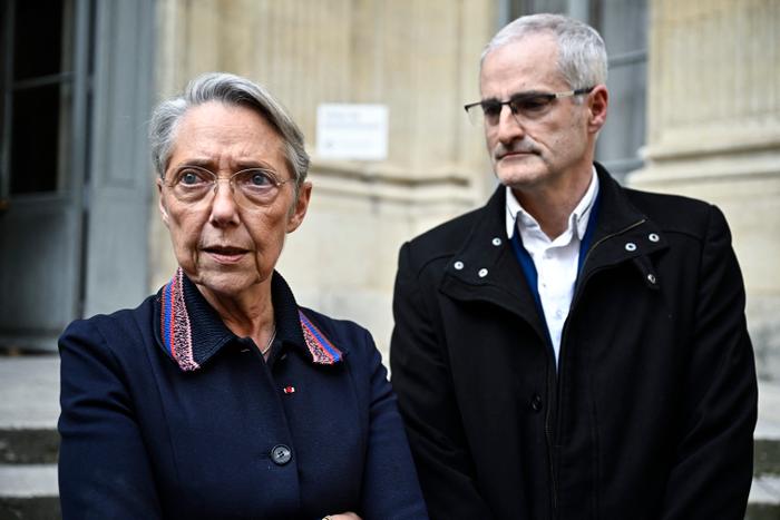 La ministre de l'Éducation nationale, Elisabeth Borne, et le porte-parole des victimes de l'école de Bétharram, Alain Esquerre, s'entretiennent avec des journalistes après leur rencontre au ministère de l'Éducation nationale à Paris, le 20 mars 2025.