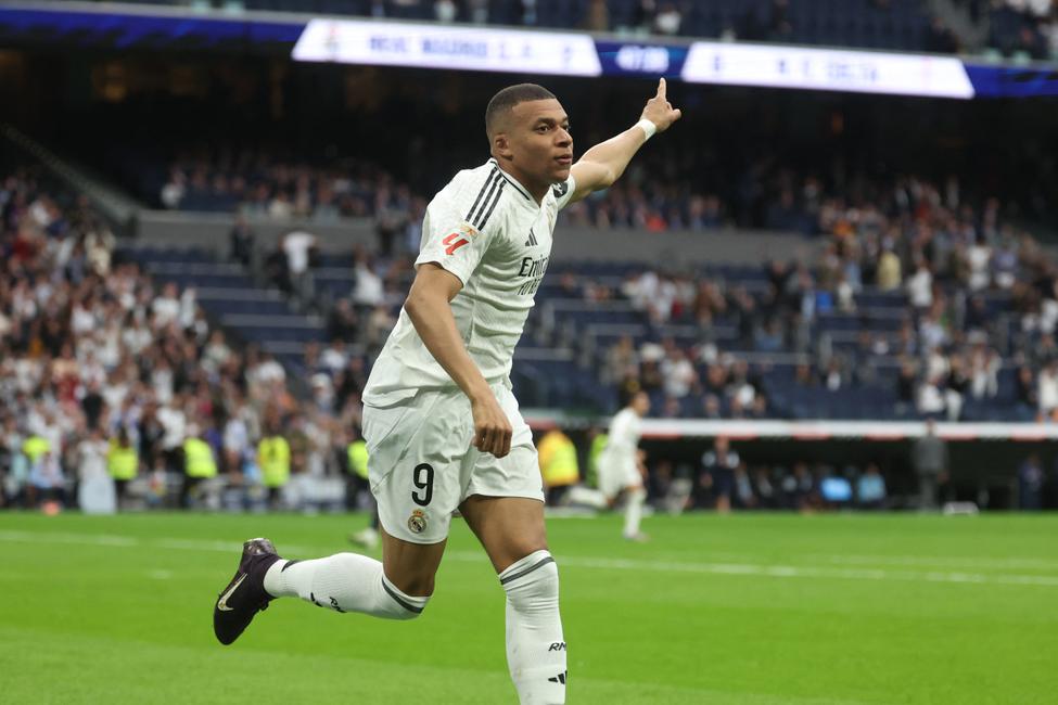 Kylian Mbappé célèbre le troisième but de son équipe lors du match de championnat espagnol entre le Real Madrid et le Celta Vigo au stade Santiago Bernabeu de Madrid, le 4 mai 2025.