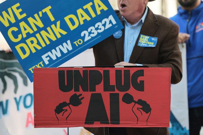 Des manifestants protestent contre l'intelligence artificielle et les centres de données à City Hall Park, à New York, le 5 octobre 2026, avant une audition d'une commission du Conseil municipal sur les risques et la réglementation de l'IA.