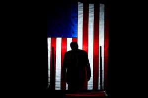 Le président américain Donald Trump arrive au Macomb County Community College Sports Expo Center à Warren, Michigan, le 29 avril 2025, pour prononcer un discours marquant son 100e jour au pouvoir.