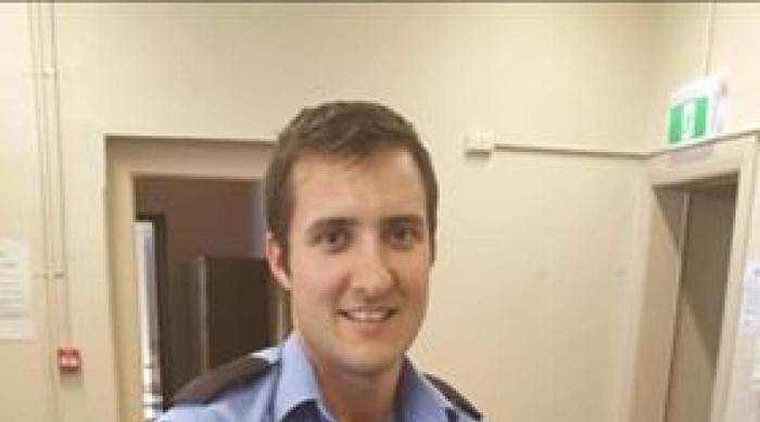 Policier australien et son bébé kangourou