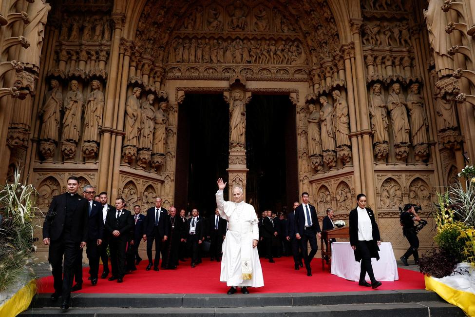 Le pape Léon XIV salue de la main en quittant la cathédrale Saint-Étienne de Metz, dans le nord-est de la France, le 28 septembre 2026, au dernier jour de sa visite en France.