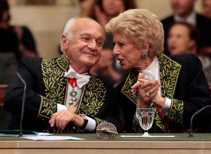 Pierre Nora (à gauche) et Hélène Carrere d'Encausse (à droite) lors d'une cérémonie à l'Académie Française, en 2016