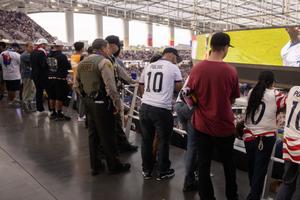 Des adjoints du shérif du comté de Los Angeles se tiennent au milieu des supporters au stade de Los Angeles (SoFi Stadium) lors du match de la Coupe du monde de la FIFA 2026 entre les États-Unis et le Paraguay à Inglewood, en Californie, le 12 juin 2026. 