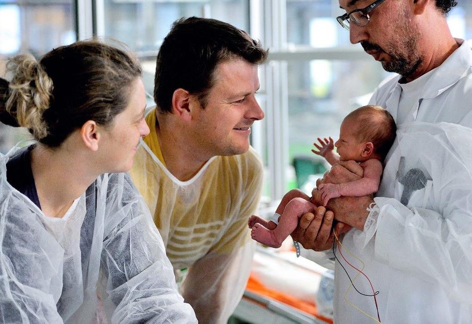 parents bébé enfant hôpital père mère naissance AFP