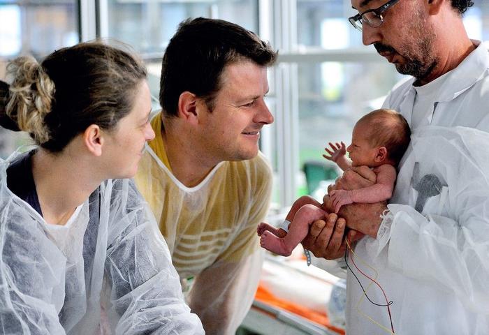 parents bébé enfant hôpital père mère naissance AFP