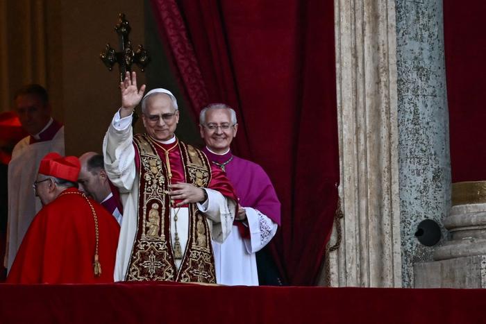 Le pape nouvellement élu, Léon XIV, depuis le balcon principal de la loggia centrale de la basilique Saint-Pierre au Vatican, le 8 mai 2025.
