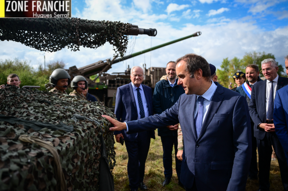 Sebastien Lecornu examinant du matériel militaire : "C'est efficace contre la fraude à la sécu, ça ?"