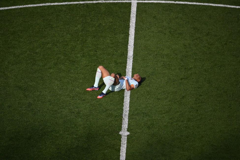 L'attaquant français Kylian Mbappé (n° 10) est allongé sur la pelouse lors du quart de finale de la Coupe du monde de football 2026 opposant la France au Maroc, au Boston Stadium de Foxborough, le 9 juillet 2026.