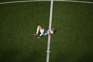 L'attaquant français Kylian Mbappé (n° 10) est allongé sur la pelouse lors du quart de finale de la Coupe du monde de football 2026 opposant la France au Maroc, au Boston Stadium de Foxborough, le 9 juillet 2026.