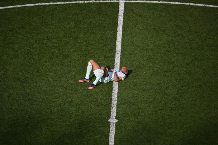 L'attaquant français Kylian Mbappé (n° 10) est allongé sur la pelouse lors du quart de finale de la Coupe du monde de football 2026 opposant la France au Maroc, au Boston Stadium de Foxborough, le 9 juillet 2026.