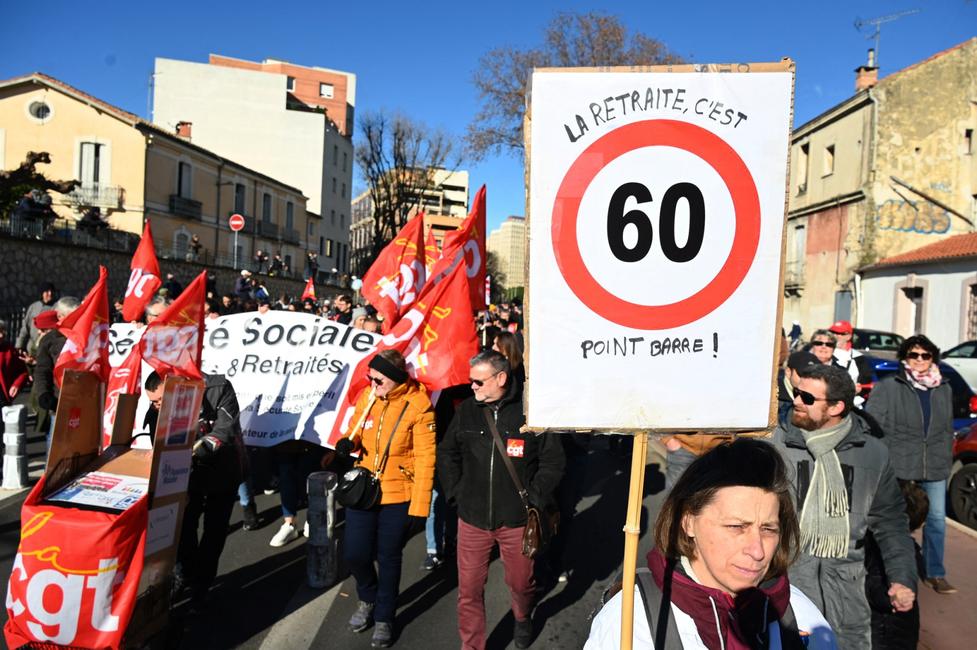 Une femme tient une pancarte sur laquelle est inscrit « La retraite à 60 ans » lors d'une manifestation organisée par les syndicats français à Montpellier, dans le sud de la France, le 19 janvier 2023.