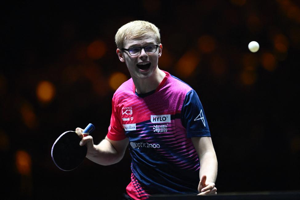Le Français Félix Lebrun réagit après un point contre le Chinois Wang Chuqin lors de leur finale du simple messieurs au tournoi China Smash Table Tennis 2025 à Pékin le 5 octobre 2025. (Photo de WANG Zhao / AFP)