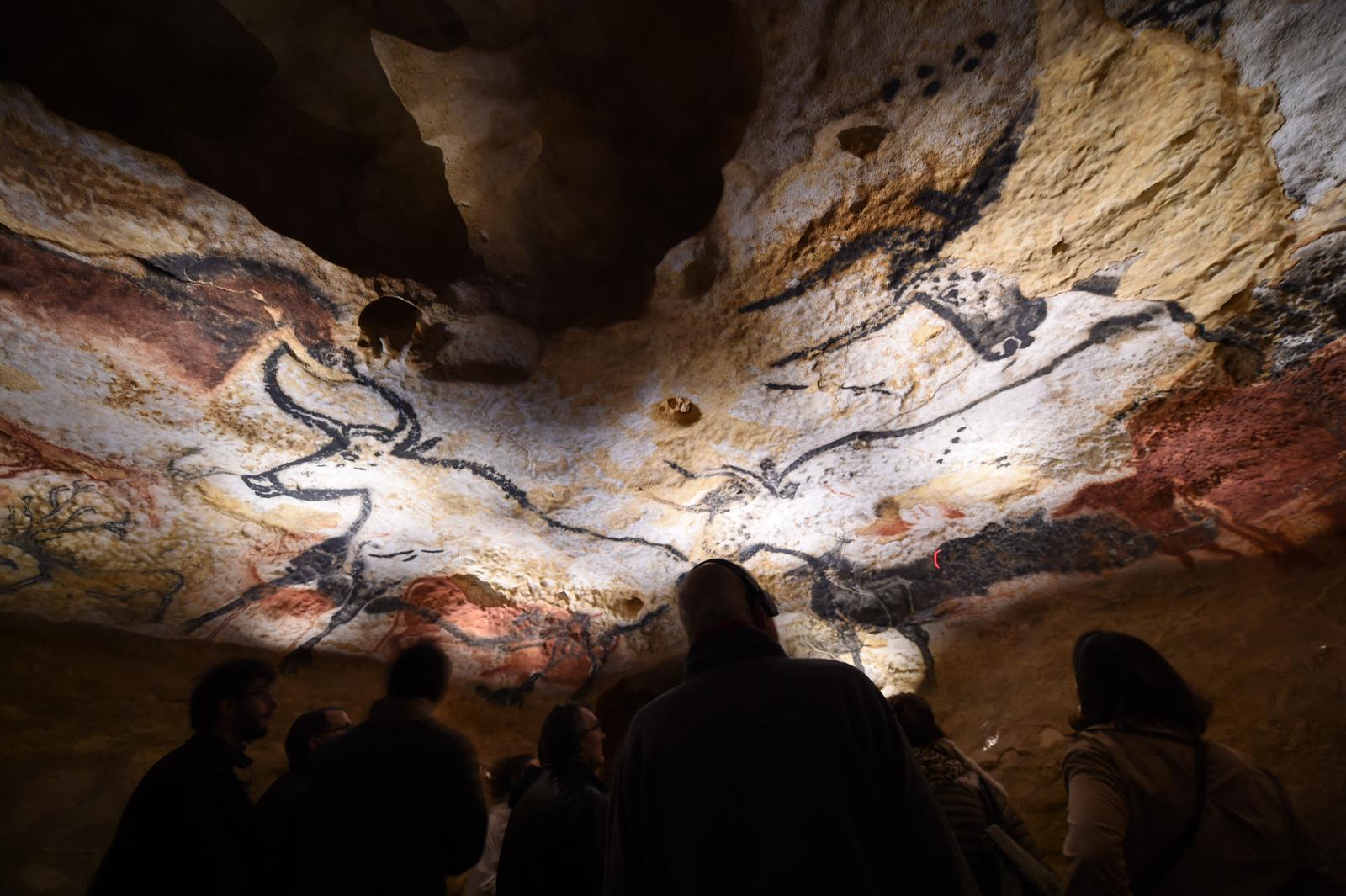 Des visiteurs découvrent la nouvelle réplique des peintures rupestres de Lascaux, en Dordogne. (Image d'illustration)