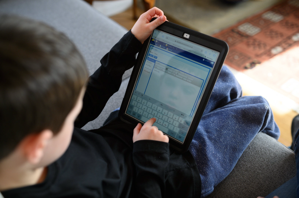enfant tablette AFP