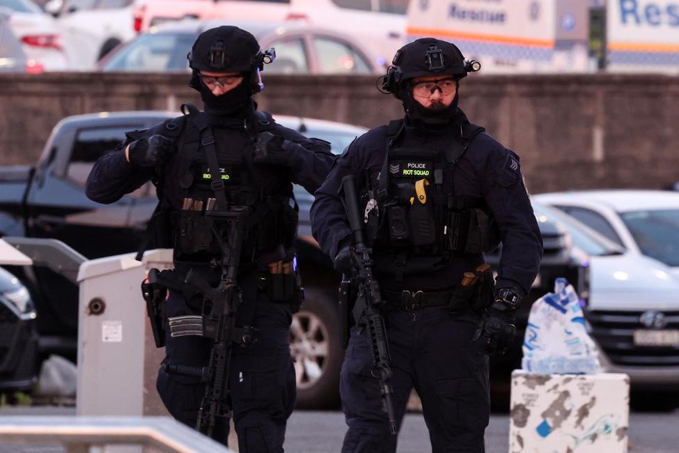 Des policiers armés sont intervenus sur les lieux après une fusillade survenue à Bondi Beach à Sydney le 14 décembre 2025.