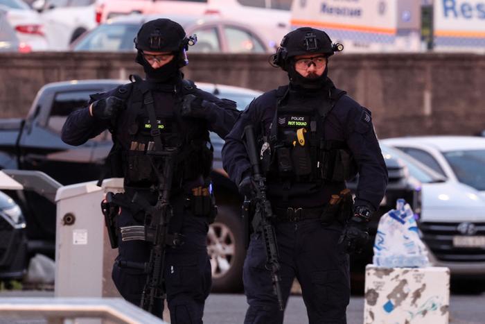 Des policiers armés sont intervenus sur les lieux après une fusillade survenue à Bondi Beach à Sydney le 14 décembre 2025.
