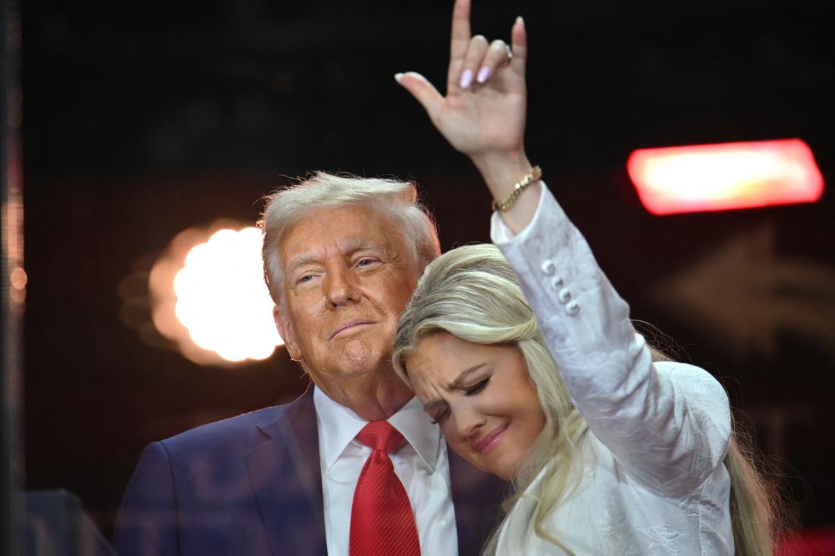 Le président américain Donald Trump réagit à côté d'Erika Kirk, veuve de Charlie Kirk, après avoir pris la parole lors de la cérémonie commémorative publique pour le militant d'extrême droite Charlie Kirk au stade State Farm de Glendale, en Arizona, le 21 septembre 2025. (Photo de Mandel NGAN / AFP)