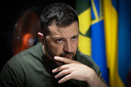 Le président ukrainien Volodymyr Zelensky rencontre des soldats de la 57e brigade d'infanterie motorisée sur les positions de première ligne, dans un lieu tenu secret de la région de Kharkiv.