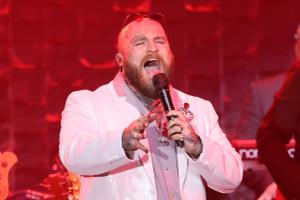 Le chanteur et auteur-compositeur américain Teddy Swims se produit lors du gala en l’honneur des 50 ans de la soirée pré-Grammy, organisé par la Recording Academy et Clive Davis, à l’hôtel Beverly Hilton de Beverly Hills, en Californie, le 1er février 2025. (Image d'illustration)