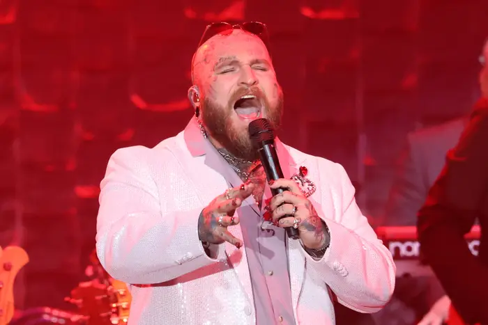 Le chanteur et auteur-compositeur américain Teddy Swims se produit lors du gala en l’honneur des 50 ans de la soirée pré-Grammy, organisé par la Recording Academy et Clive Davis, à l’hôtel Beverly Hilton de Beverly Hills, en Californie, le 1er février 2025. (Image d'illustration)