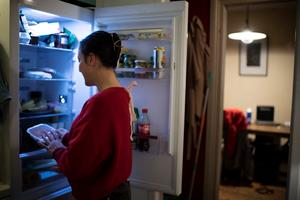 Une étudiante à Bagneux vérifie ses provisions dans son réfrigérateur.