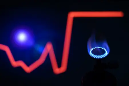 Cette photographie prise à Toulouse le 17 septembre 2022 montre un réchaud au gaz sous une courbe ascendante.