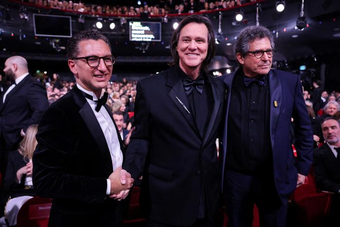 Maxime Saada, PDG du groupe Canal+, l’acteur Jim Carrey et le producteur français Patrick Sobelman posent avant la 51e cérémonie des César à l’Olympia à Paris, le 26 février 2026.