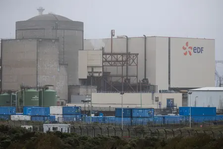 Cette photographie montre le logo d'EDF près d'un réacteur de la centrale nucléaire de Gravelines, dans le nord de la France, le 14 septembre 2026. (Photo : Sameer Al-DOUMY / AFP)