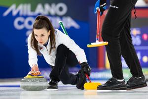 Stefania Constantini participe à une épreuve de curling en double mixte opposant la Suède à l'Italie lors des Jeux olympiques d'hiver de Milan-Cortina 2026 au stade olympique de curling de Cortina d'Ampezzo, le 7 février 2026.
