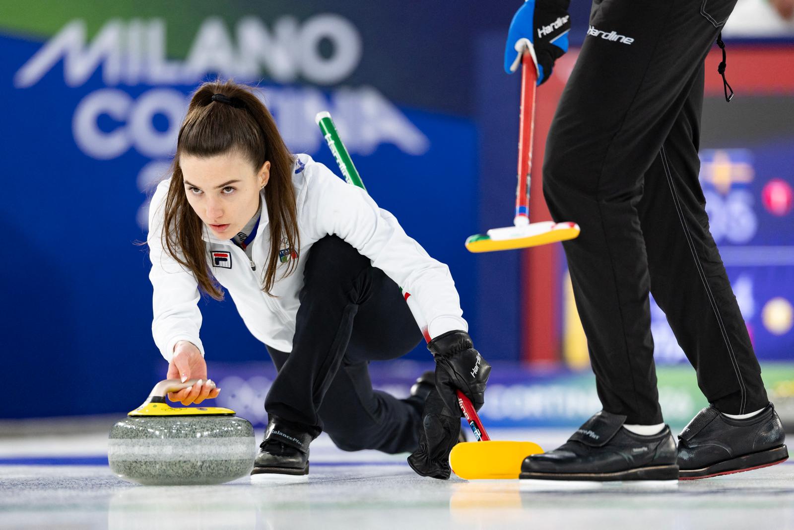 Stefania Constantini participe à une épreuve de curling en double mixte opposant la Suède à l'Italie lors des Jeux olympiques d'hiver de Milan-Cortina 2026 au stade olympique de curling de Cortina d'Ampezzo, le 7 février 2026.