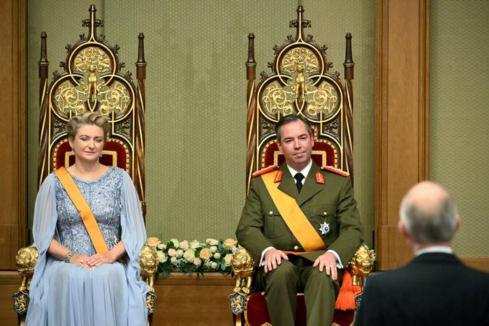 Le Grand-Duc Guillaume (à droite) et la Grande-Duchesse Stéphanie (à gauche) du Luxembourg prêtent serment en tant que Grand-Duc, chef d'État, et Duchesse, à la Chambre des députés de Luxembourg, le 3 octobre 2025. (Photo : NICOLAS TUCAT / AFP)