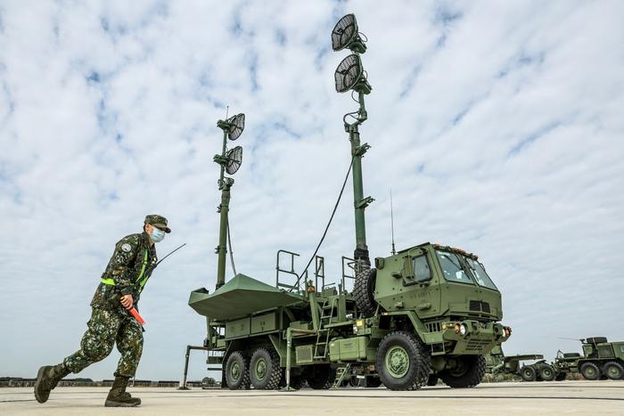 Un soldat taïwanais passe devant un système mobile qui transporte les antennes et les amplificateurs du système de missiles Patriot, à Taichung, le 8 janvier 2025.