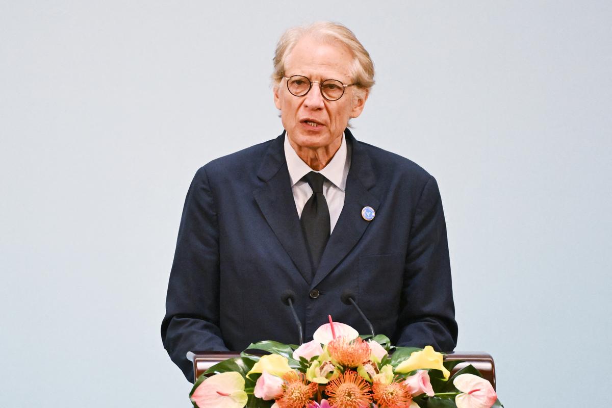 L'ancien Premier ministre français Dominique de Villepin s'exprime lors d'une cérémonie à Pékin, le 28 juin 2024.