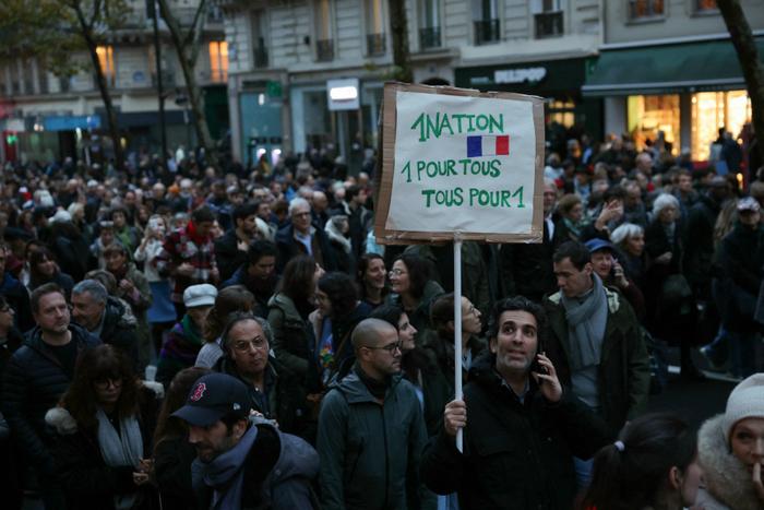 Des manifestants défilent dans les rues de Paris le 12 novembre 2023 contre l'antisémitisme.