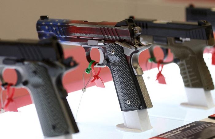 Une arme de poing sur le thème du drapeau américain est exposée à Dallas, au Texas. (image d'illustration)