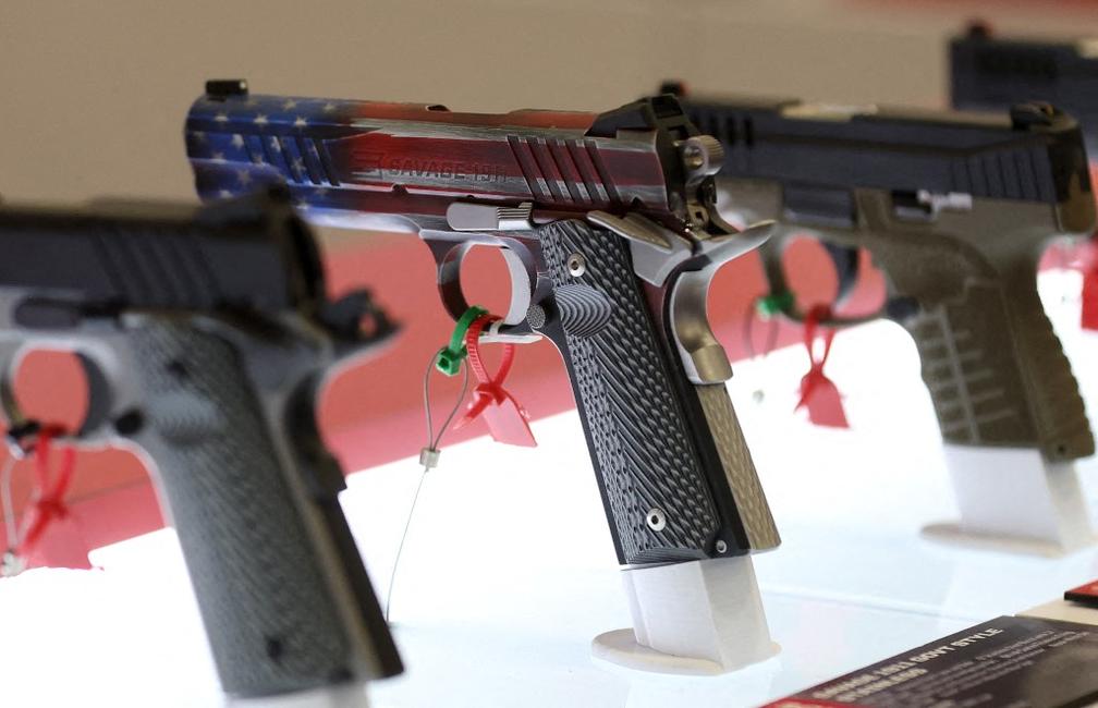 Une arme de poing sur le thème du drapeau américain est exposée à Dallas, au Texas. (image d'illustration)