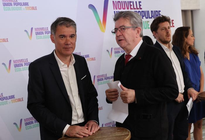 Jean-Luc Mélenchon (à droite), chef du parti de gauche La France Insoumise (LFI), s'entretient avec Olivier Faure, membre du Parti socialiste, lors d'une conférence de presse à Paris, le 19 mai 2022, pour présenter le programme de la coalition de gauche Nouvelle Union Populaire Écologique et Sociale (NUPES) en vue des élections législatives françaises de 2022. (Photo de Thomas SAMSON / AFP)