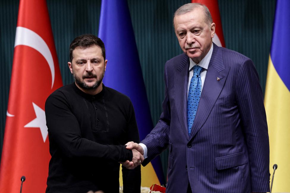 Recep Tayyip Erdogan et le président ukrainien Volodymyr Zelensky se serrent la main après avoir assisté à une conférence de presse conjointe au complexe présidentiel d'Ankara, le 18 février 2025.