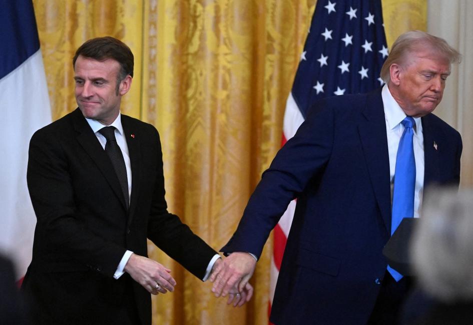 Le président américain Donald Trump et le président français Emmanuel Macron se serrent la main à la fin d'une conférence de presse conjointe dans la salle Est de la Maison Blanche à Washington, DC, le 24 février 2025.